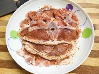 香煎黑椒羊蝴蝶排的做法步骤：3