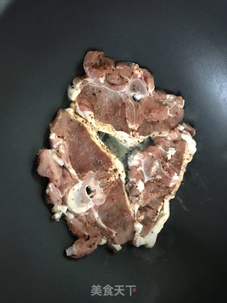 香煎黑椒羊蝴蝶排的做法步骤：5