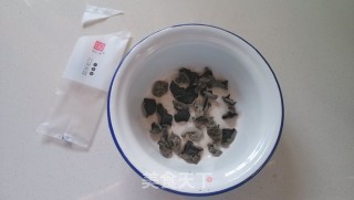 凉拌木耳金针菇的做法步骤：1