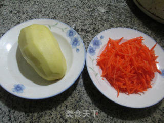 胡萝卜炒土豆的做法步骤：1