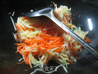 胡萝卜炒土豆的做法步骤：5