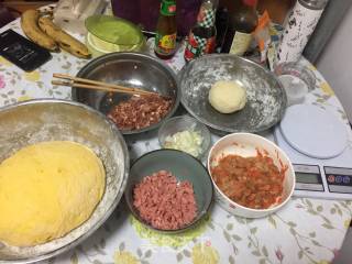 南瓜猪肉龙卷子的做法步骤：1