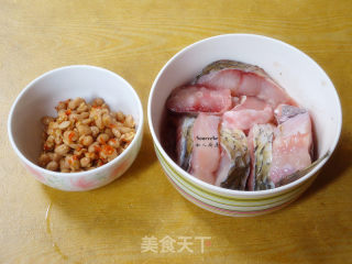 腊八豆焖鱼的做法步骤：1