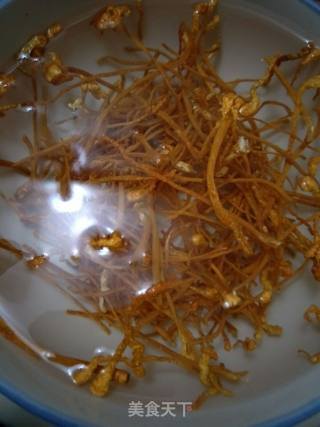 鱼胶大骨头虫草汤的做法步骤：3
