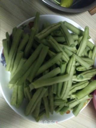豆角炒肉的做法步骤：1