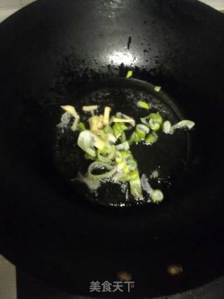 干豆腐炒韭菜的做法步骤：1