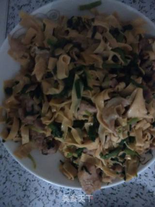 干豆腐炒韭菜的做法步骤：3