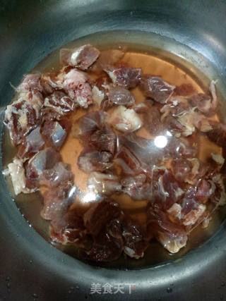 胡萝卜炖牛腩的做法步骤：1