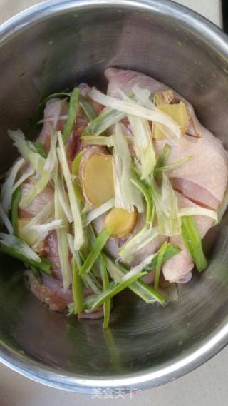 电饭锅版手撕鸡腿的做法步骤：1