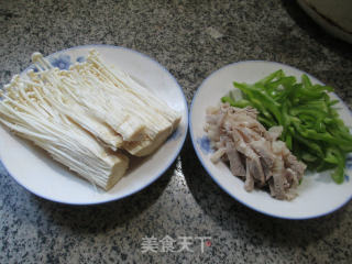 尖椒五花肉炒金针菇的做法步骤：1