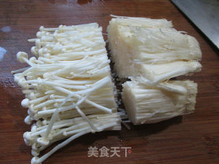 尖椒五花肉炒金针菇的做法步骤：2