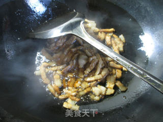 尖椒五花肉炒金针菇的做法步骤：4