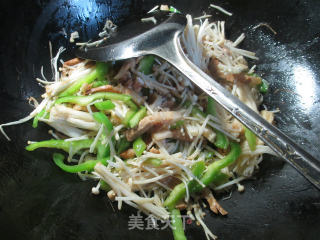 尖椒五花肉炒金针菇的做法步骤：5