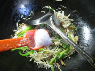 尖椒五花肉炒金针菇的做法步骤：6