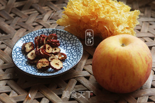 暖心暖胃的苹果银耳汤的做法步骤：1