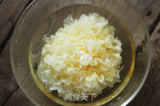 暖心暖胃的苹果银耳汤的做法步骤：2