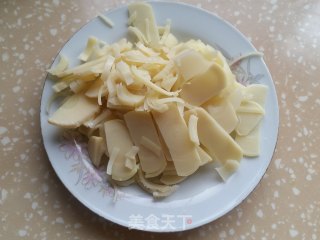 冬笋炒肉片的做法步骤：3
