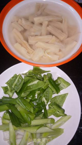 腐竹炒回锅肉的做法步骤：1