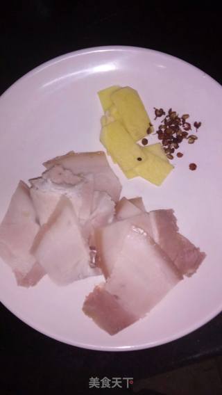 腐竹炒回锅肉的做法步骤：2