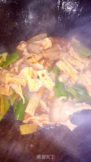 腐竹炒回锅肉的做法步骤：5