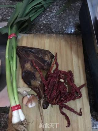 【江西】蒜苗干鸭腿的做法步骤：1