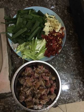 【江西】蒜苗干鸭腿的做法步骤：2