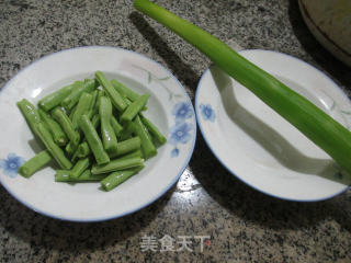 【宁波】梅豆炒莴笋的做法步骤：1