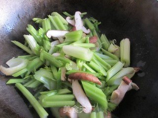 【临沂】香菇炒芹菜的做法步骤：3