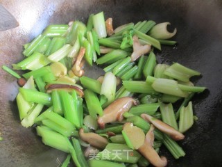 【临沂】香菇炒芹菜的做法步骤：6