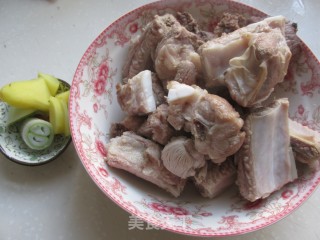 【山东】莲藕排骨宽粉的做法步骤：1