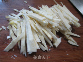 【宁波】五花肉雪菜冬笋汤的做法步骤：2