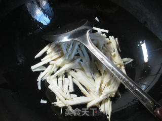【宁波】五花肉雪菜冬笋汤的做法步骤：3