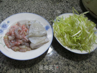 【宁波】韭菜芽虾仁炒乌贼的做法步骤：1