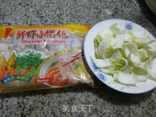 【宁波】白菜煮鲜虾小馄饨的做法步骤：1