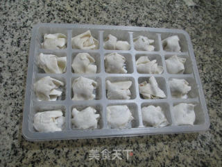 【宁波】白菜煮鲜虾小馄饨的做法步骤：2