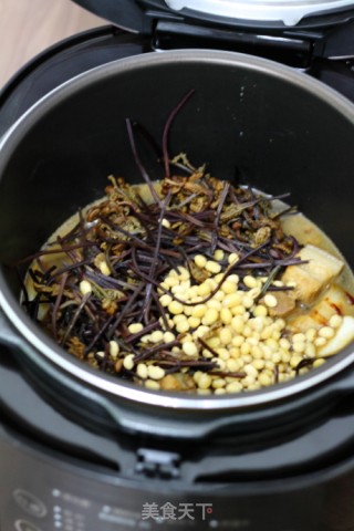 蕨菜黄豆炖肉的做法步骤：10