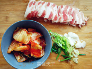 【东北】辣白菜炒五花肉的做法步骤：1