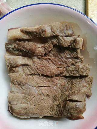 何氏梅菜扣肉的做法步骤：2
