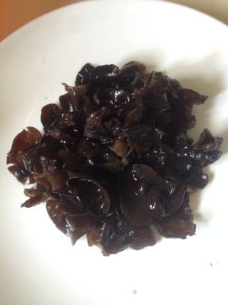 凉拌蒜泥木耳的做法步骤：1