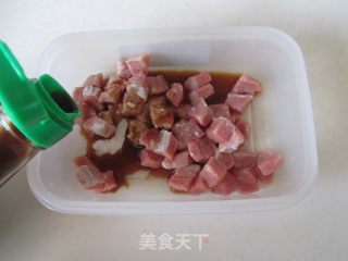 【湖北】青豆红薯炒肉丁的做法步骤：2