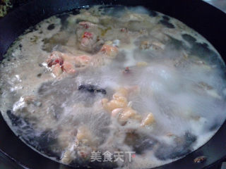 【四川】】姜汁热窝鸡的做法步骤：1