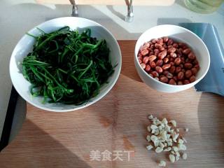 【东北】菠菜拌花生米的做法步骤：2