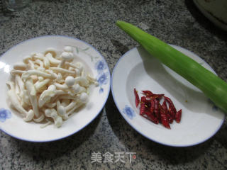 【宁波】白玉菇炒莴笋的做法步骤：1