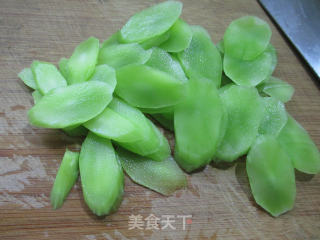 【宁波】白玉菇炒莴笋的做法步骤：2