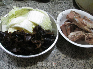 【宁波】黑木耳白菜肉骨汤的做法步骤：1