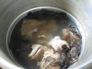 【宁波】黑木耳白菜肉骨汤的做法步骤：5