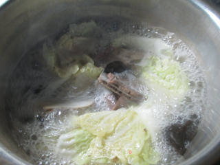 【宁波】黑木耳白菜肉骨汤的做法步骤：6