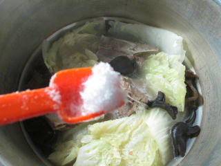 【宁波】黑木耳白菜肉骨汤的做法步骤：8