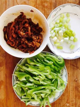 青椒肉丝盖饭的做法步骤：3