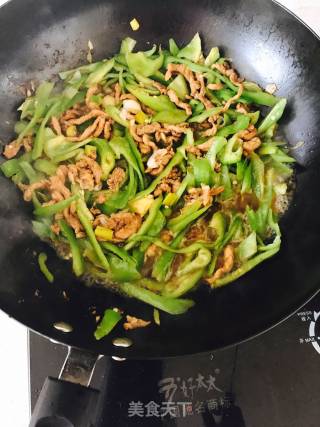 青椒肉丝盖饭的做法步骤：4